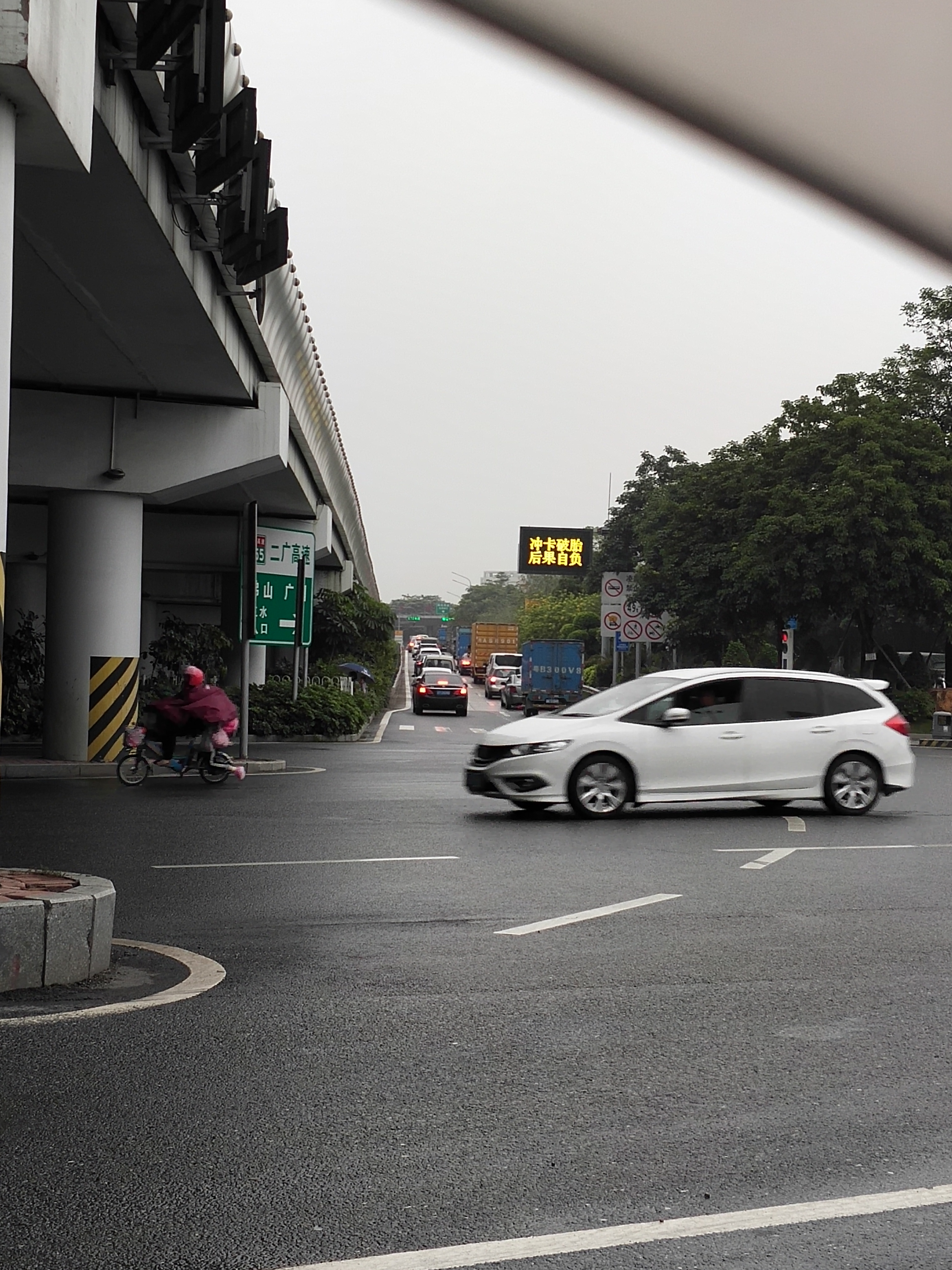 为什么近期广三高速入口老塞车?高速公路管理方与交警看不到吗?